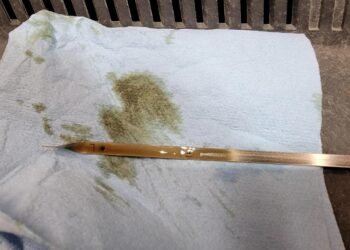 Warna minyak hitam kereta dan tandanya